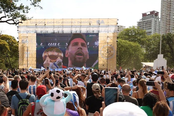 Pantalla gigante y público siguiendo los partidos del Mundial 2026 en Plaza Seeber, Buenos Aires