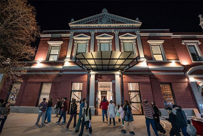 Centro Cultural Recoleta de noche