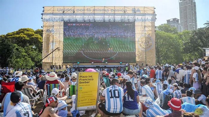 Hinchas viendo los partidos de Argentina durante el Mundial 2026 en espacios públicos de Buenos Aires
